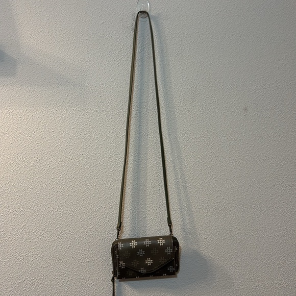 No brand small crossbody/clutch with multiple pockets - Picture 2 of 8